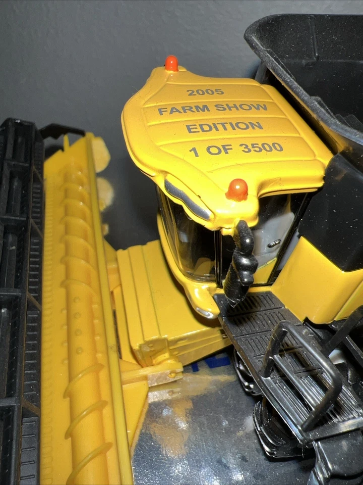 ERTL 13693A New Holland CR970 Twin Rotor Combine 2005 Farm Show 1/64 1 Of 3500 - Image 3 of 4