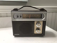 Vintage Soundesign am/fm portable radio no.2256B tabletop faux leather cover