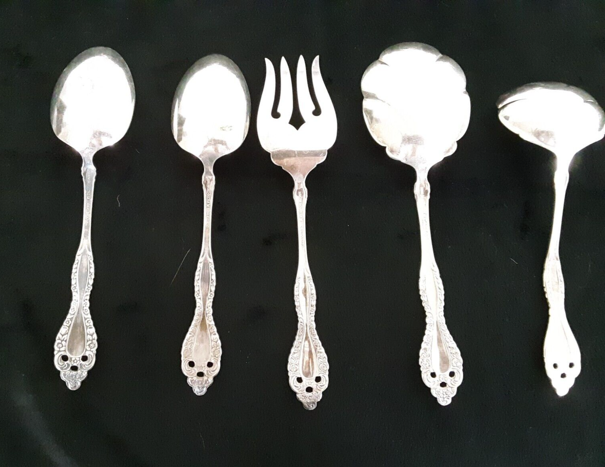 Cuillère de service en argent (900°/°°), la branche et la spatule à