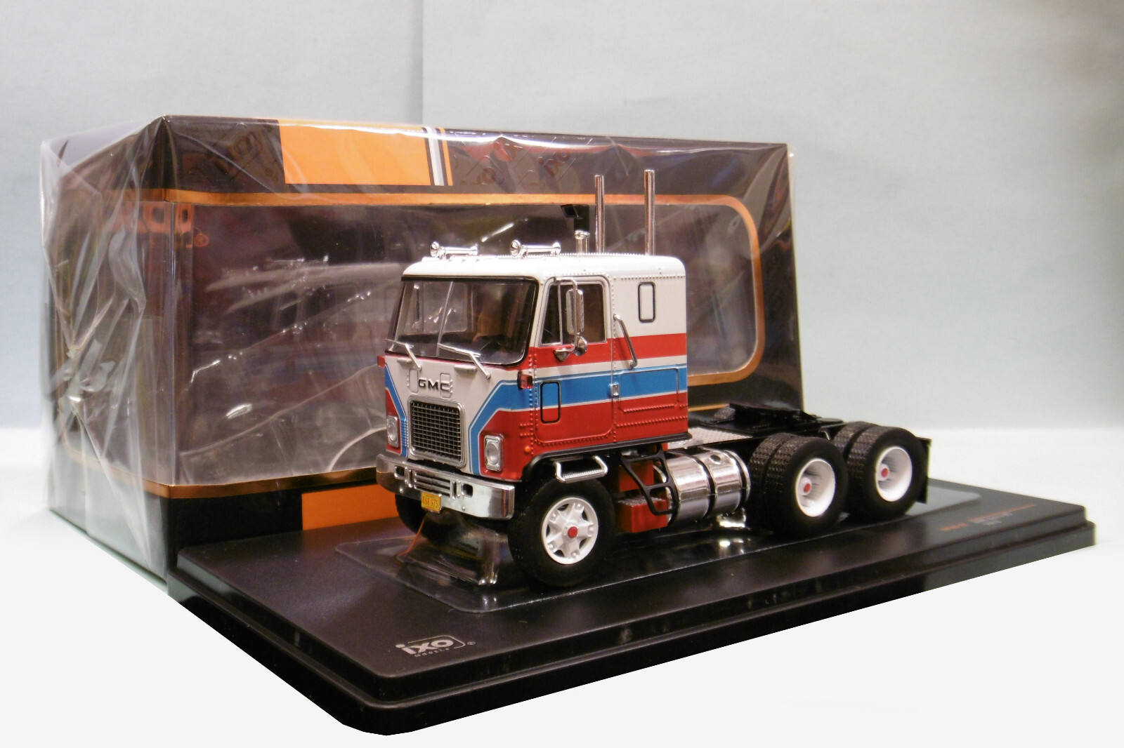 Camion GMC ASTRO 95 1970 blanc IXO au 1/43 parfait pour décorer un bureau de passionné de camion