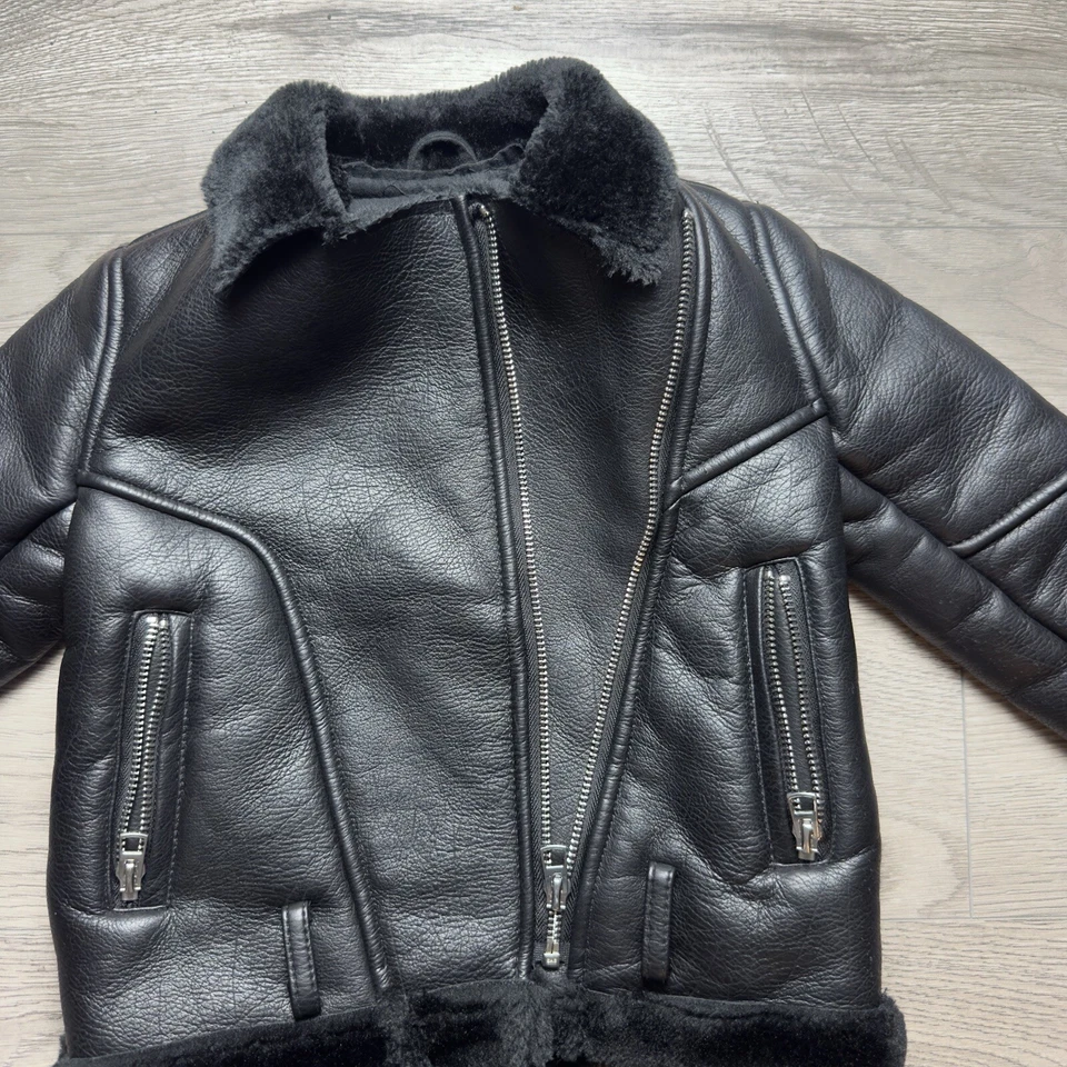 Chaqueta de moto ZARA de cuero sintético negro con interior de piel para niñas, talla 5 Foto 2 de 4