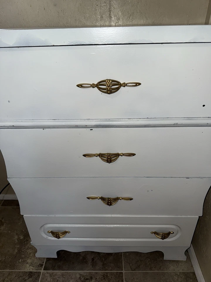Vintage Curved-Front 5-Drawer Dresser – White with Gold Handles - Image 2 of 3