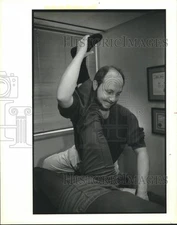 1988 Press Photo Massage Therapist Bill Nicol works on Doug Valleau in Houston