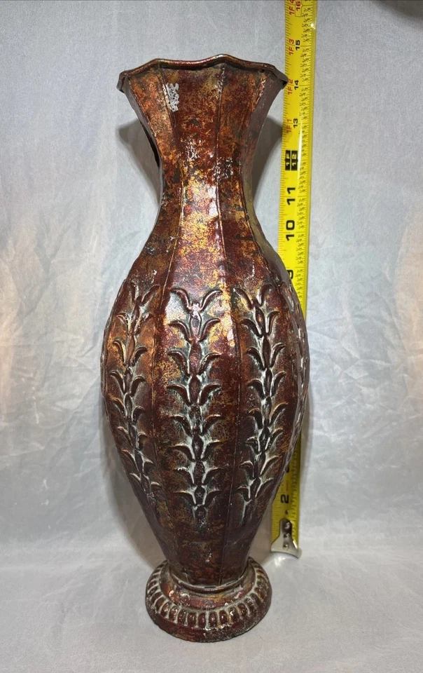 Jarrón urna alargada con paneles estampados dorados rojos marrones de metal de 14" de alto Foto 4 de 4