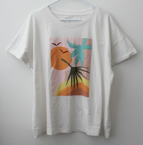 Free Assembly Women's Graphic T-Shirt Color White Size XXXL NWT - 第 1/7 張圖片