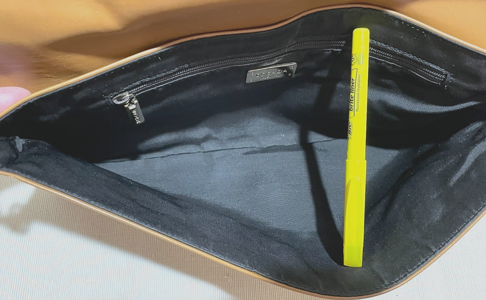 PONY Escada Borsa a tracolla con patta e logo in pelle marrone capelli di cavallo (C 021)