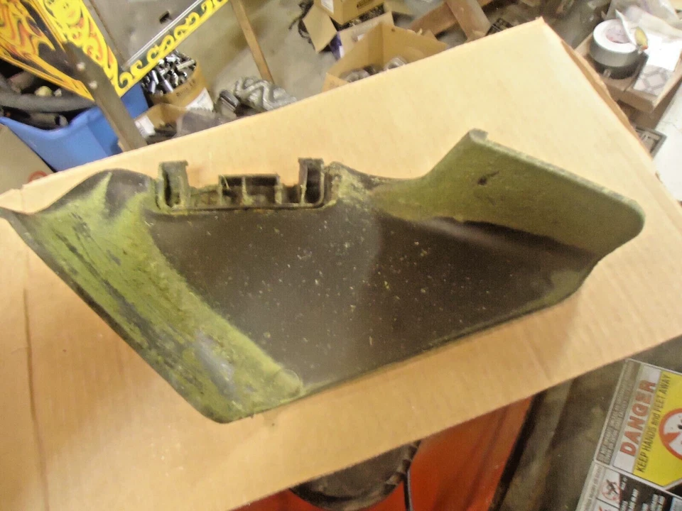 Deflector de conducto de hierba de una cortadora de césped Craftsman Foto 3 de 3