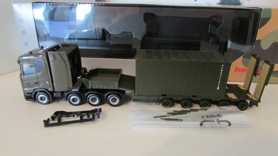 herpa Military SCANIA CS 20 ND 8x4 Tieflader mit Container, oliv, 1/87 - Bild 3 von 4