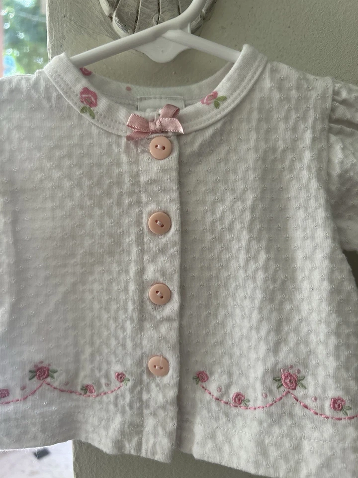 Cárdigan bebé niña recién nacido marca Starting Out - rosas bordadas, tejido gofre Foto 2 de 4