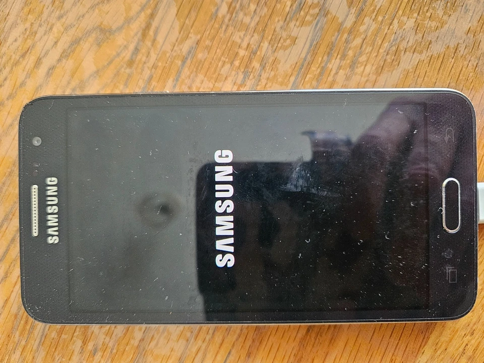 Samsung Galaxy A3 SM-A300FU - 16GB - Midnight Black (Unlocked) Smartphone - Image 2 of 4