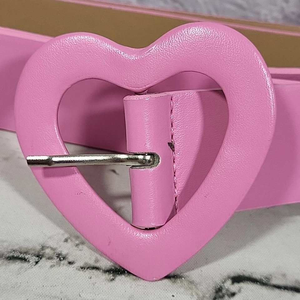 心形扣腰带泡泡糖粉色素食皮革均码 Upto 40 英寸腰围 — 第 2/4 张图片