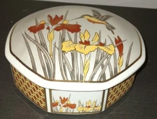 Artmark Chicago ltd 1987 Vintage Hummingbird Trinket Box (action) made in Japan
