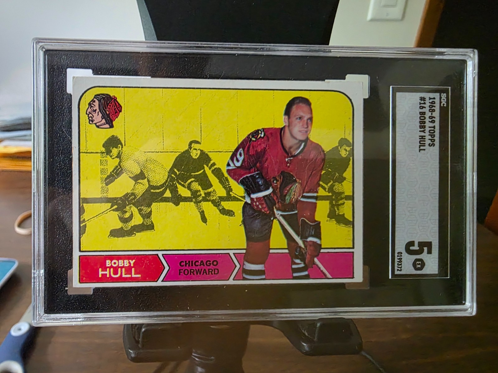1968 Topps #16 Bobby Hull HOF  SGC 5 EX