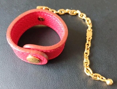 Bracelet porte globe Hermès cuir rouge chaîne dorée fabriqué en France authen... - Photo 1/4