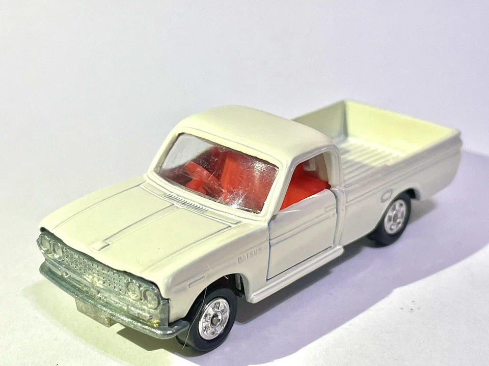 TOMICA TOMY POCKET CARS #42 CAMIONETA DATSUN 1300 RESTAURADA PINTADA COMO NUEVA - BLANCA Foto 2 de 4