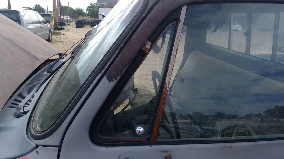 73-87 Sierra K10 1500 Driver Left Front Vent Window Small Door Glass With Frame - Image 4 of 4