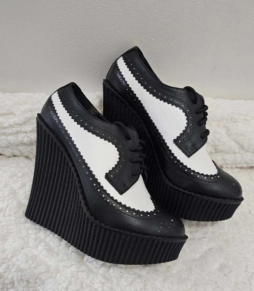 T.U.K Cuero Blanco y Negro Brogue Punta de Ala Creeper Oxford Cuña Talla 7 Usado en Excelente Condición Punk Foto 3 de 4