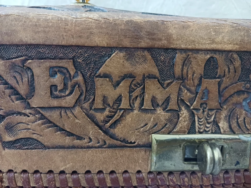 Vintage Brown Tooled Leather Box Handbag Purse w Lucite Handle EMMA LEE Turnlock - Image 4 of 4