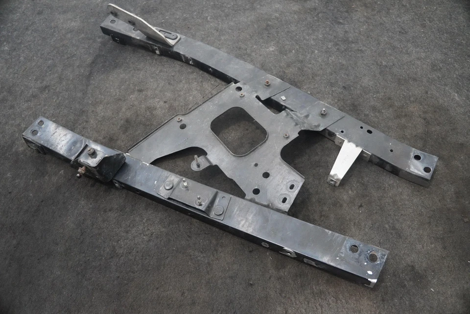 Кронштейн для передней правой панели капота 4865240AA Chrysler Plymouth Prowler 02 - Изображение 2 из 4