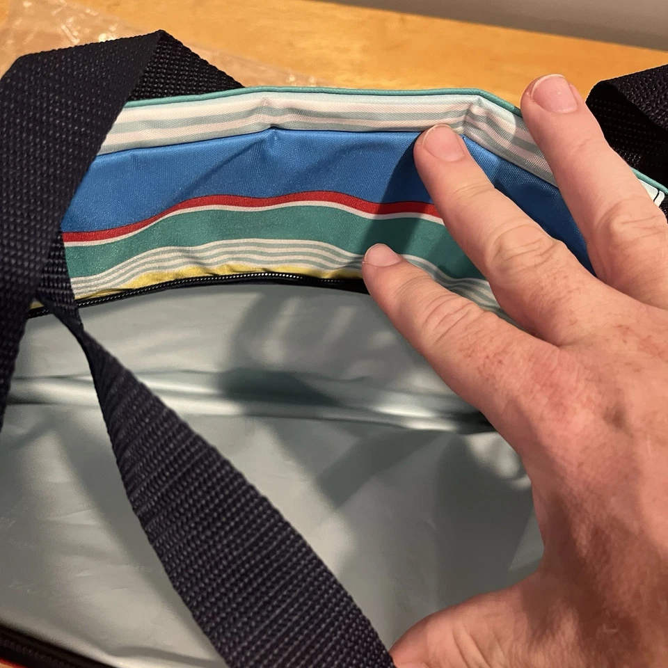 Bolsa tote térmica Thirty-One Sand N' Shore – Patio Pop, diversão e personalização solar - Imagem 3 de 4