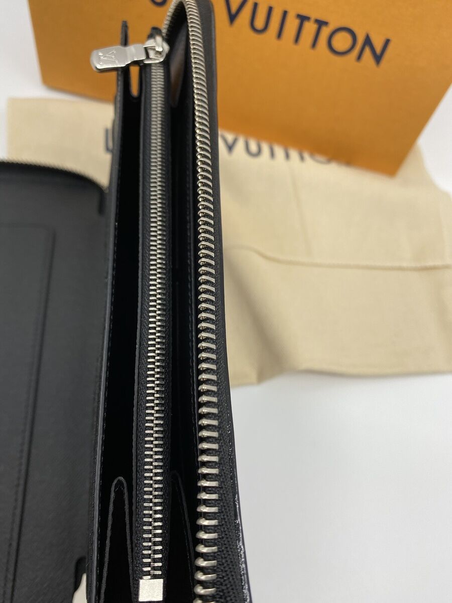 Louis Vuitton X Supreme Zippy Wallet. M67723. Black Epi Louis Vuitton X Supreme Zippy Wallet. M67723. Black Epi