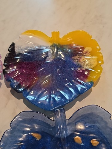 Handmade Resin Leaf Shaped Plate Trinket Holder - Picture 3 of 5