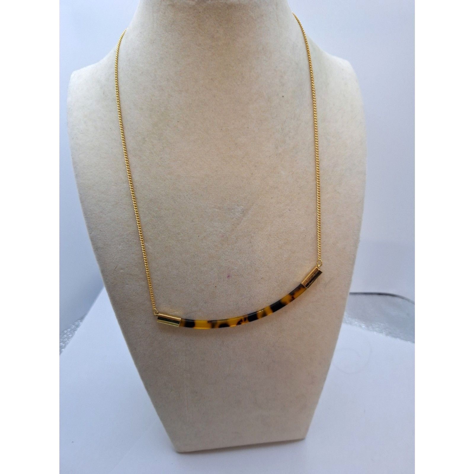 A Ladies' Tortoise Shell Pattern Bar Necklace Cho… - image 1