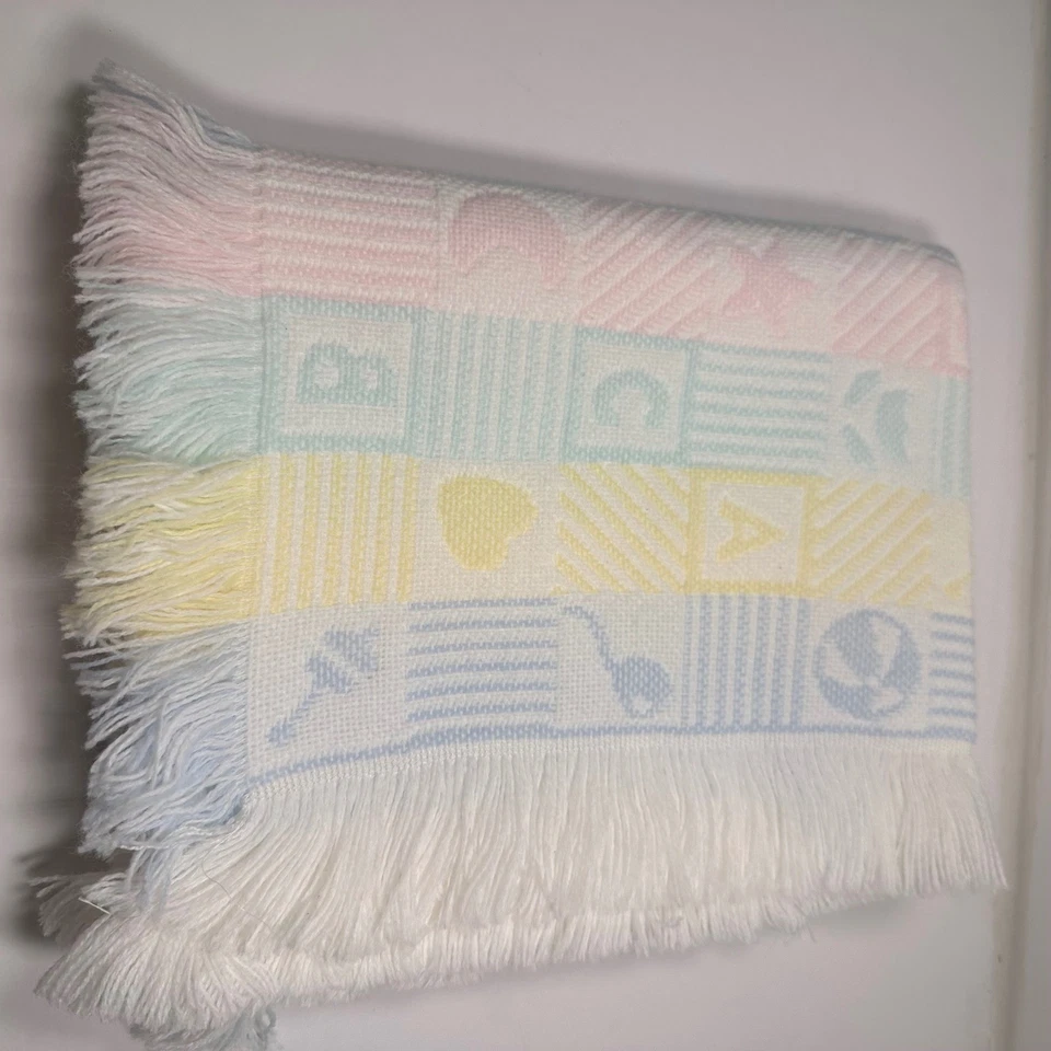 Manta Bebé Vintage Pastel ABC Bloques Sonajero Luna Estrella Corazón Flecos Foto 3 de 4