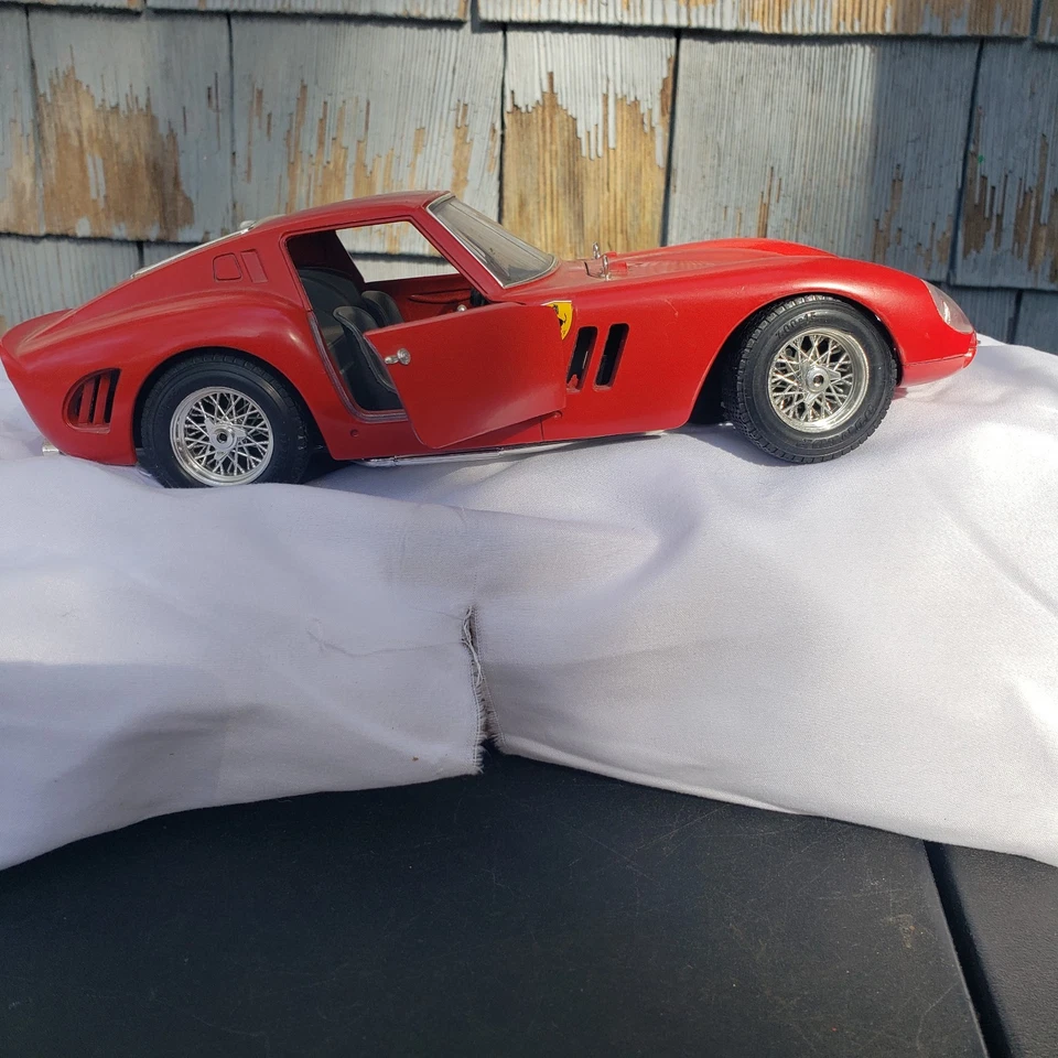 Vintage 1962 Ferrari 250 GTO 1:18 Die-Cast Model by Bburago – Made in Italy - Image 3 of 4