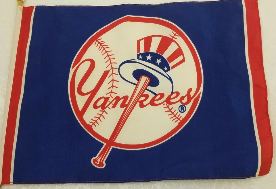 2009 New York YANKEES Fan Club Memorabilia Set Flag Keychain Ball Pen Lanyard - Image 2 of 4