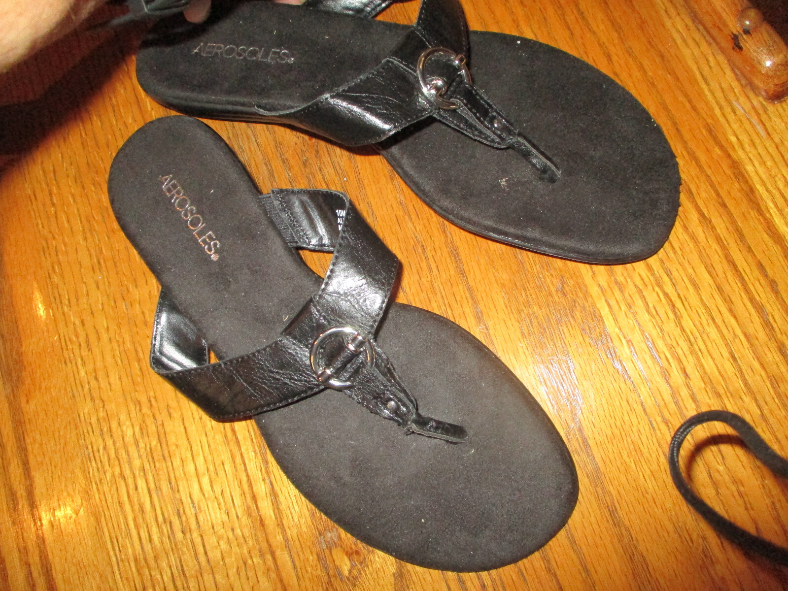 aerosoles flip flops black