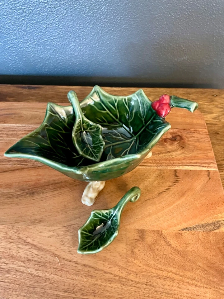 Tazón de nuez de hoja de acebo pintado a mano vintage y 2 cucharas para servir verde rojo Foto 2 de 4