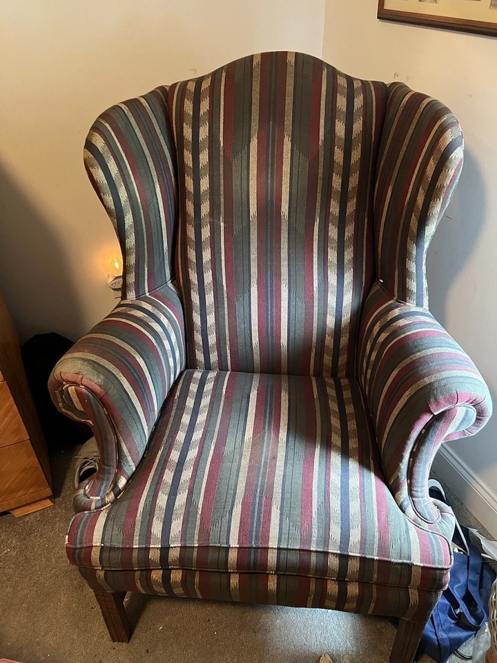 Silla de ala tapizada estilo Queen Anne Foto 2 de 3