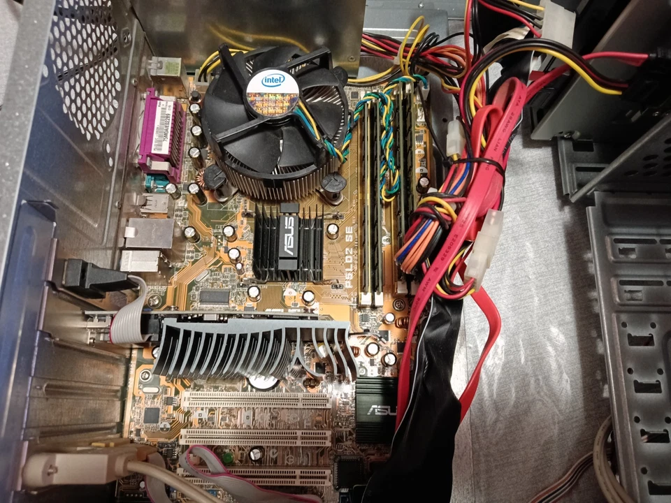 asus p5ld2 p4 775- nvidia 1gb-ram 4gb-disco 320gb-2dvd 450w + monitor 17" - Immagine 3 di 4