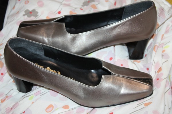 LAURA BENINI LADIES SZ 9 BRONZE LEATHER MADE IN AUST 5 & 1/2 cm HEELS  AS NEW