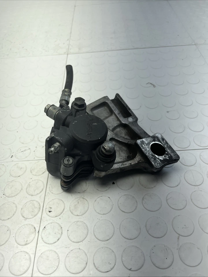 2020 SUZUKI SV650 OEM PINÇA DE FREIO TRASEIRA COM SUPORTE DE MONTAGEM FABRICANTE DE EQUIPAMENTO ORIGINAL - Imagem 3 de 4