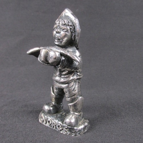 Estatuilla de peltre de colección Krage Noruega Norge 8910 niño sosteniendo bacalao pez 3-5/8" de alto - Imagen 9 de 17