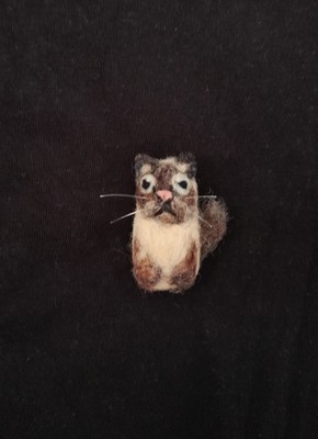 Aniferu: Handgefertigtes Nadelfilz Tier - Stoffpuppe Katze Pin Anstecker