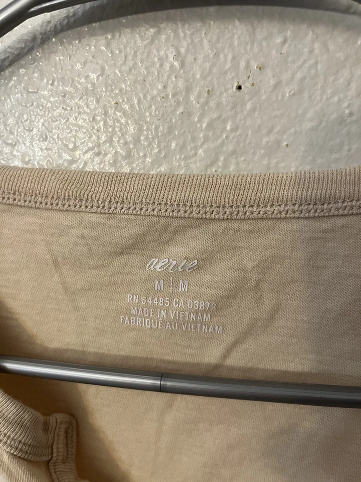 Top Henley Aerie Fit Manga Larga Tejido Cierre Botón Mediano Beige Foto 2 de 4