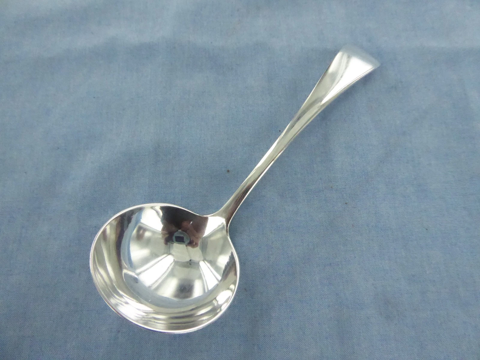 A VINTAGE STERLING SILVER, OLD ENGLISH SAUCE LADLE. BIRMINGHAM 1928.
Opens in a new window or tab