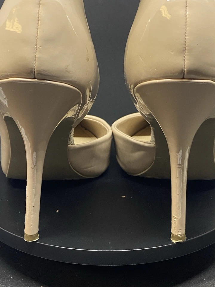 Mossimo Supply Co. Tacones clásicos beige charol usados en excelente estado talla 10 4 pulgadas Foto 4 de 4