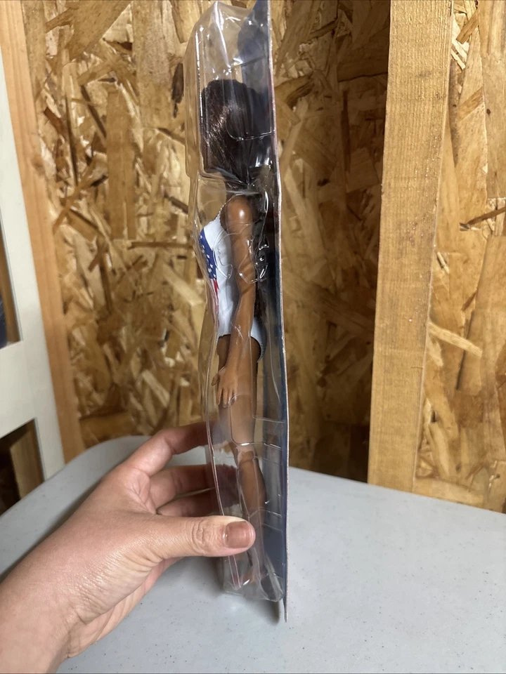 Barbie Mattel 2019 muñeca de playa pelo moreno con EE. UU. Traje de baño Flag sin abrir Foto 2 de 4