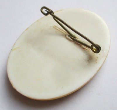 Broche Vintage Camée - Scène Galante En Résine, Ancienne, Bon état - Bijou Fantaisie Femme