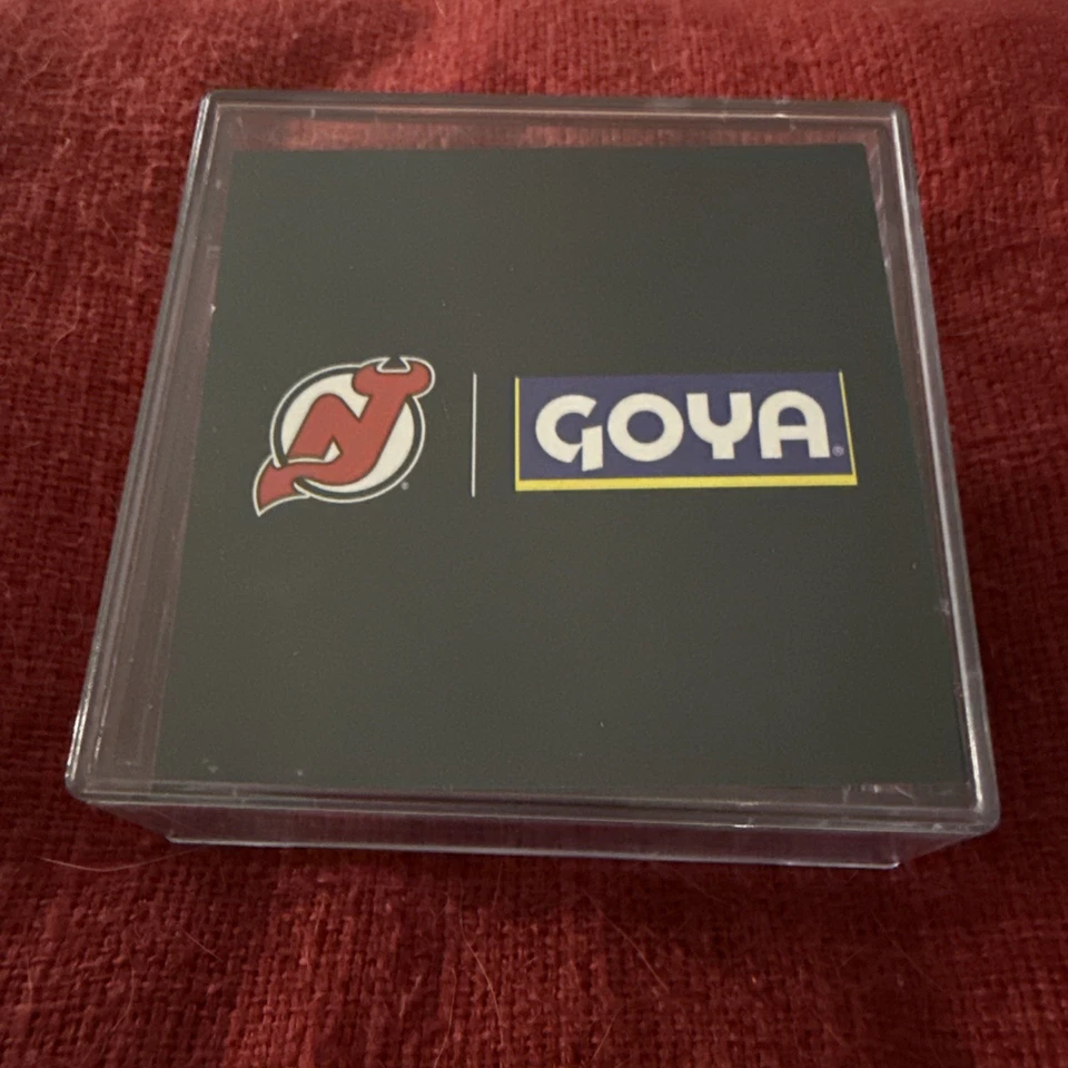 Disco de hóquei assinado por Curtis Lazar New Jersey Devils autografado com estojo - Imagem 2 de 3