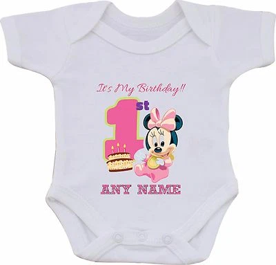 MAGIC MOMENTS PERSONALISIERTE LUSTIGE VOLLFARBIGE SUBLIMATION BABYWESTE ODER LÄTZCHEN ES IST MEIN 1. GEBURTSTAG