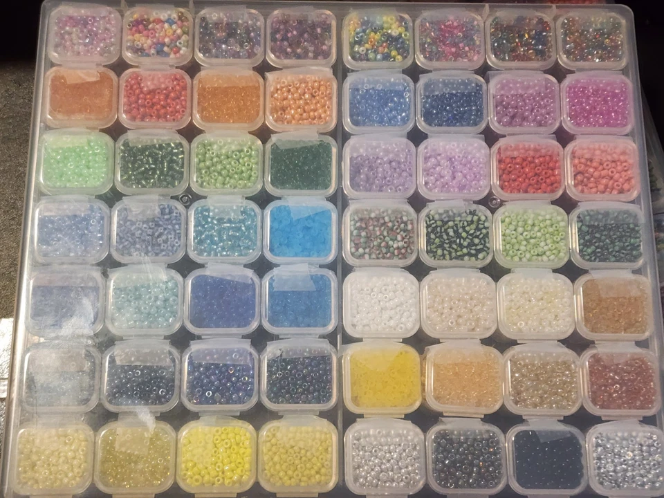 EN VENTA - ENORME LOTE - BANDEJA COMPLETA 56 CELDAS - CUENTAS SEMILLAS 2mm - 56 Colores Aleatorios ¡EN VENTA! Foto 3 de 4