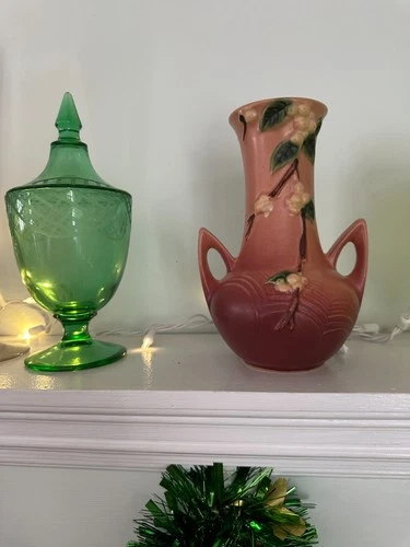 Roseville Snowberry 7 inch vase no reserve, perfect condition