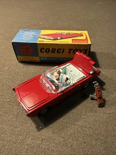 1965 Vintage CORGI Chrysler Imperial 246 w/ Box, Golf Bag, Couple
