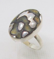 925 STERLING SILVER MOTTLED MOTHER OF PEARL OVAL RING SIZE 9 5.3 G