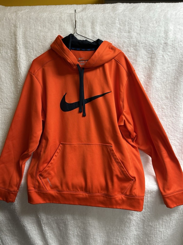 Nike Men’s Therma-Fit Hoodie with Kangaroo Pockets for Warmth and Comfort